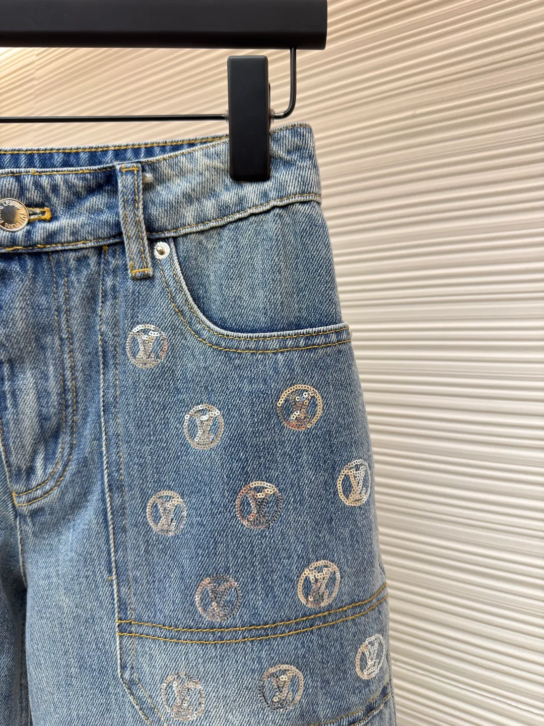 LOUIS VUITTON Pocket letter sequin jacquard high-waist bootcut jeans [Women's clothing] ●Original version: purchased and developed by 16979 ●Item number: 1682407-B40 ●Fabric: denim fabric ●Technology: jacquard production ●Color: blue ●Version: fitted version ●Weight: about 735 grams ●Size: 34-36-38-40 ●Description: These Louis Vuitton wide-leg jeans are made of 12-ounce heavy-weight denim, which has been treated with a combination of stone washing and enzyme washing to create a natural aged whitening effect while retaining the crisp texture of the fabric. The front pocket area of the trousers is hand-inlaid with rhinestones, which are arranged around the LV classic logo. Fixed-point marks are made before inlaying, and then fixed with metal claw nails, which are firm and will not fall off and have a strong luster. The waistband of the trousers uses a classic I-shaped buckle and brass zipper combination. The I-shaped buckle is engraved with the brand logo and has been electroplated and anti-oxidation treated. The side seams and inner flaps are made of double-needle sewing technology. High-density stitching of 10 needles per centimeter ensures durability. The trouser legs are overlocked. The belt loops at the waist are reinforced and sewn with double-layer denim, and the back pocket adopts the brand's classic curved stitching design. The overall craftsmanship combines a retro wash effect with exquisite decoration, which not only meets the style requirements of wide-leg pants, but also highlights the brand's craftsmanship. The overall wiring is straight and delicate, the fabric is comfortable and soft, and the color is consistent without color difference. It can be matched with the same style to create a fashionable look and control various occasions. Customized accessories, complete with three standards, same style for men and women!